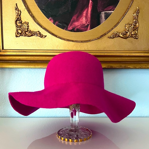 Boutique Wool hat made in Italy. Purchased in Paris. New and not worn. - Picture 2 of 6